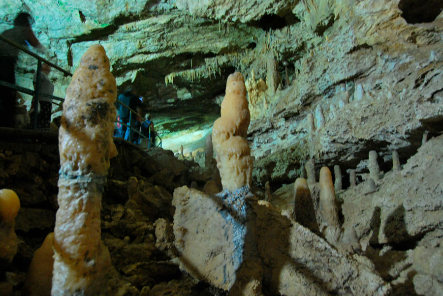 сталагмиты в пещере Новый Афон