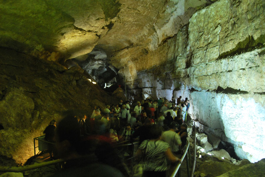 туристы в пещере Нового Афона