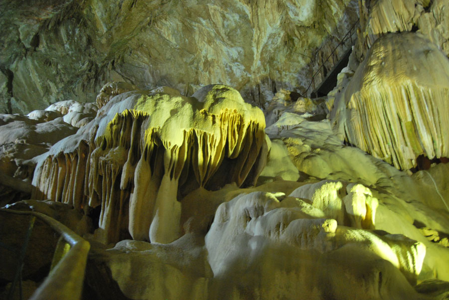 сталактиты в пещере Новый Афон