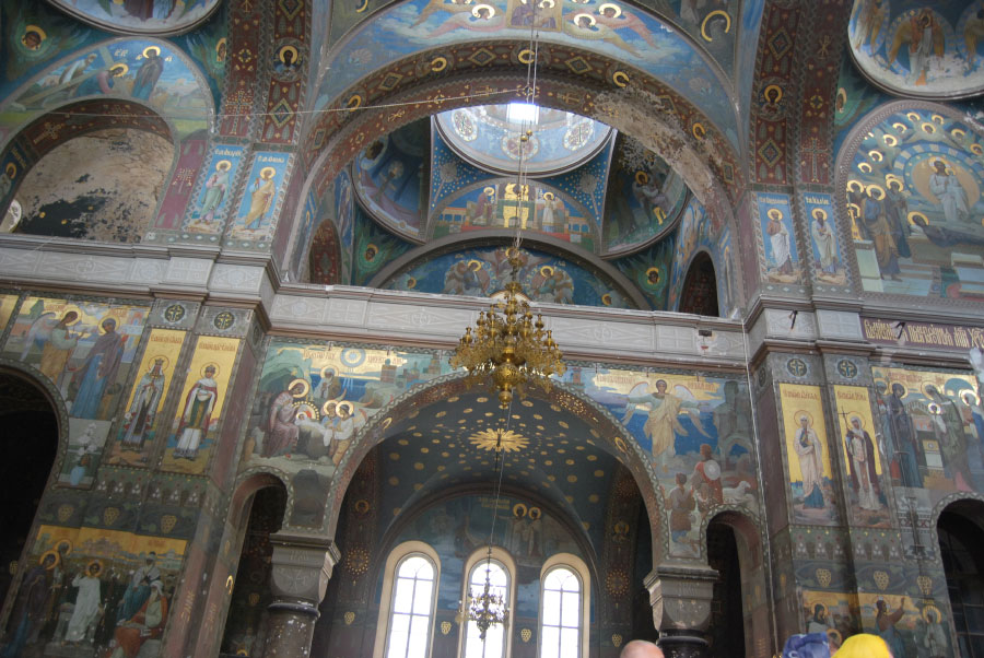 Вид внутри новоафонского монастыря